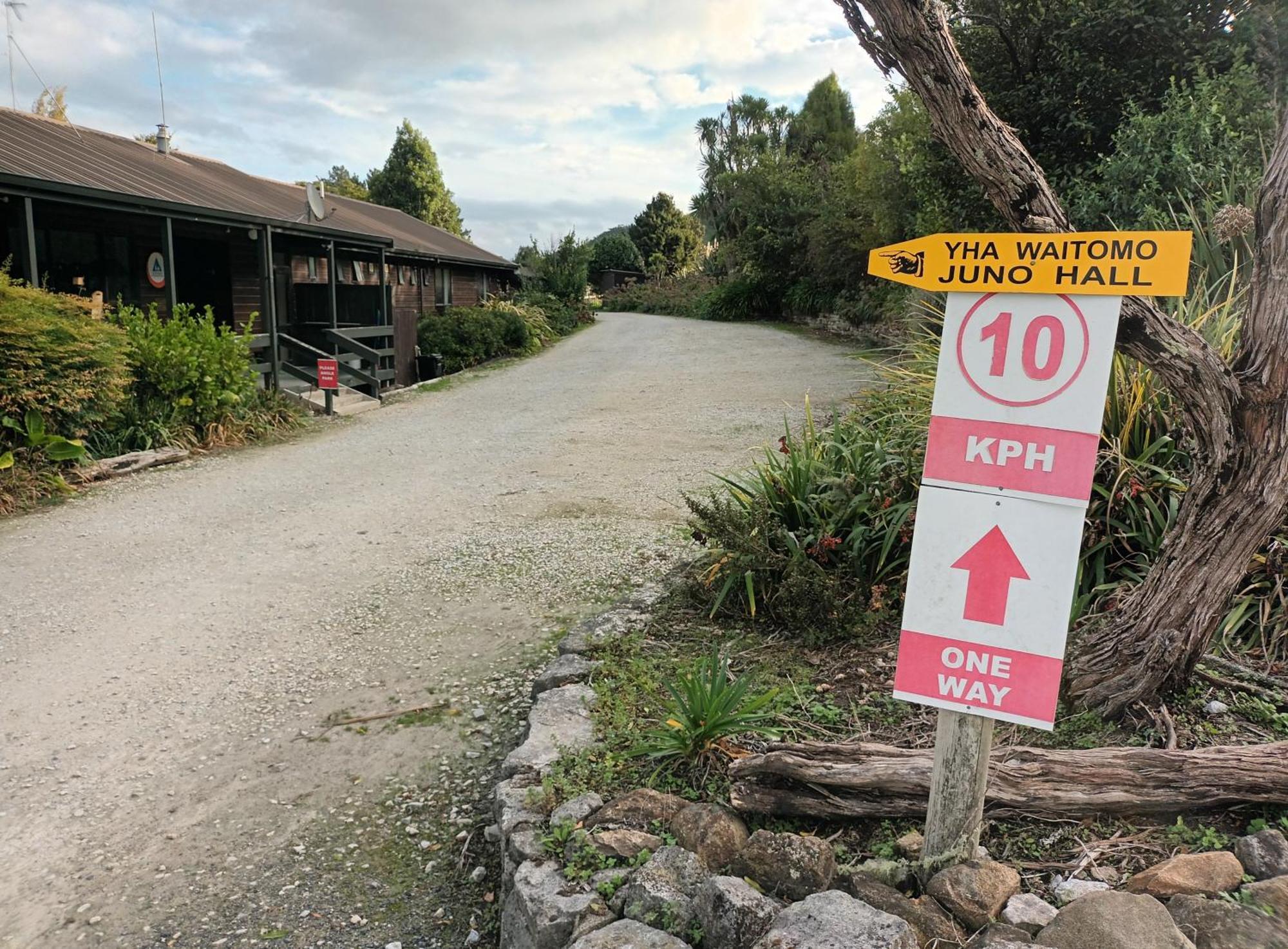 Junohall Backpackers Waitomo Caves Exterior photo